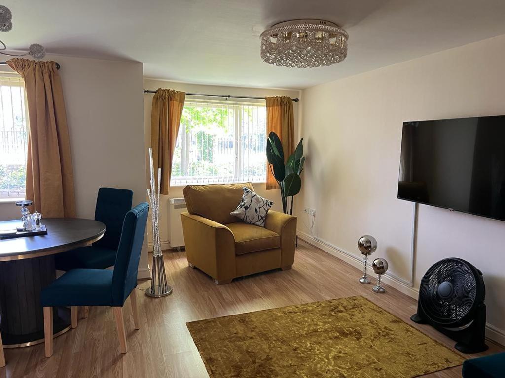 Modern Beautiful Gated Two Bed Apartment Stifford Dış mekan fotoğraf