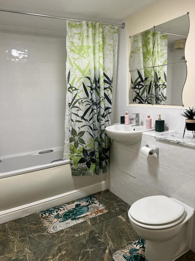 Modern Beautiful Gated Two Bed Apartment Stifford Dış mekan fotoğraf