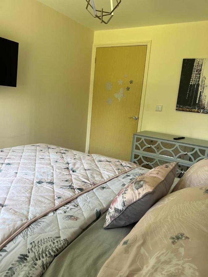 Modern Beautiful Gated Two Bed Apartment Stifford Dış mekan fotoğraf
